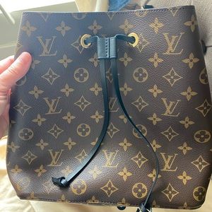 Louis Vuitton Neonoe MM black - barely used.